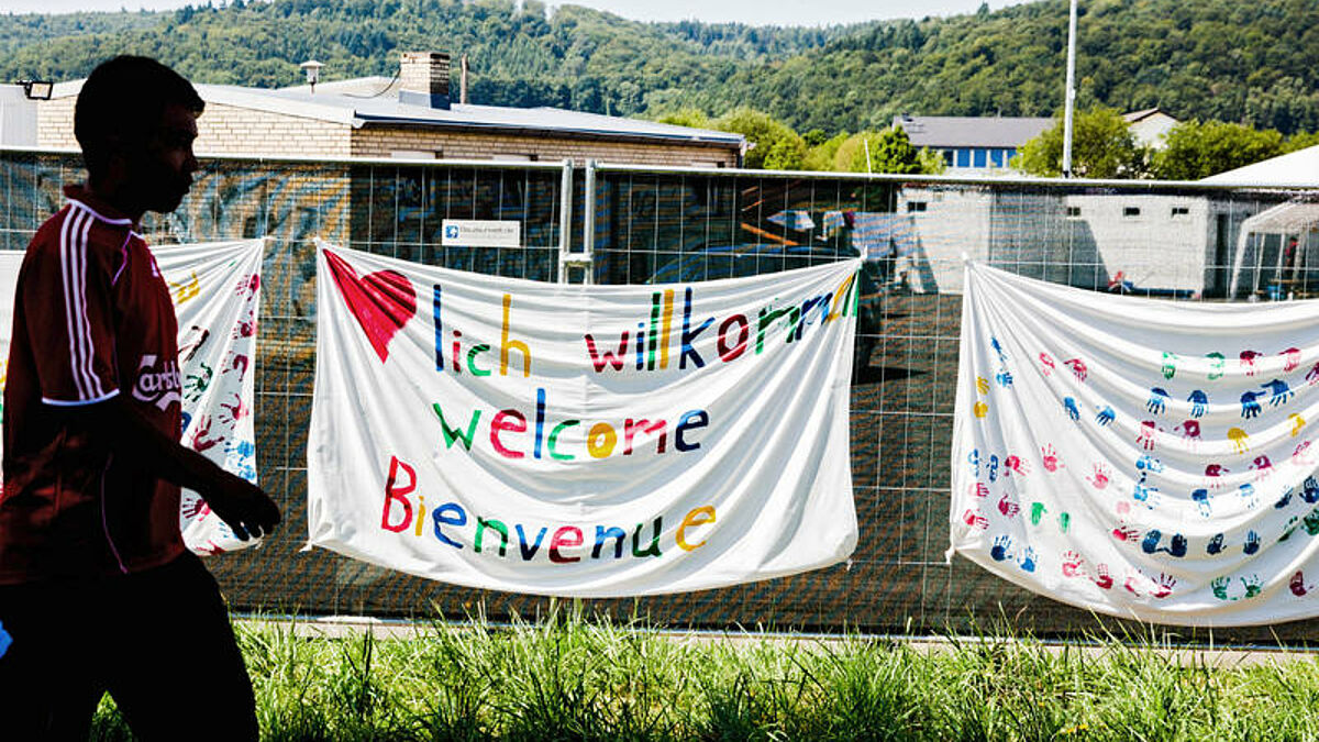 Willkommens-Transparent am Zaun zur Zeltunterkunft für Flüchtlinge in Marburg (Symbolbild) 