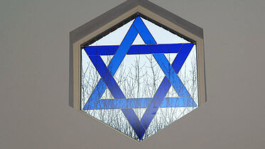 Eines der Fenster mit Davidstern in der neuen Synagoge in Schwerin. Die Synagoge wurde weitestgehend auf den Fundamenten ihres Vorgängerbaus aus dem Jahr 1773 errichtet.