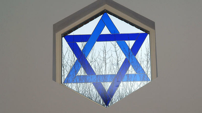 Eines der Fenster mit Davidstern in der neuen Synagoge in Schwerin. Die Synagoge wurde weitestgehend auf den Fundamenten ihres Vorgängerbaus aus dem Jahr 1773 errichtet.