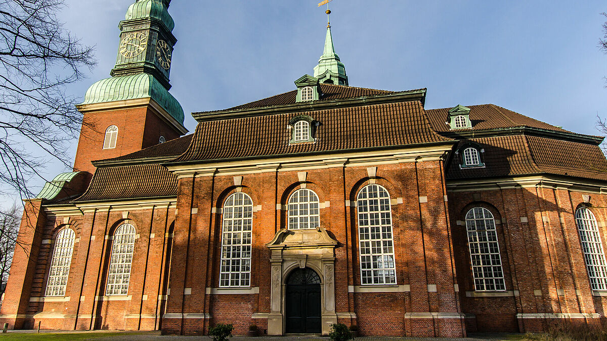 Der Gottesdienst wird in der Hauptkirche St. Trinitatis in Hamburg-Altona gefeiert.