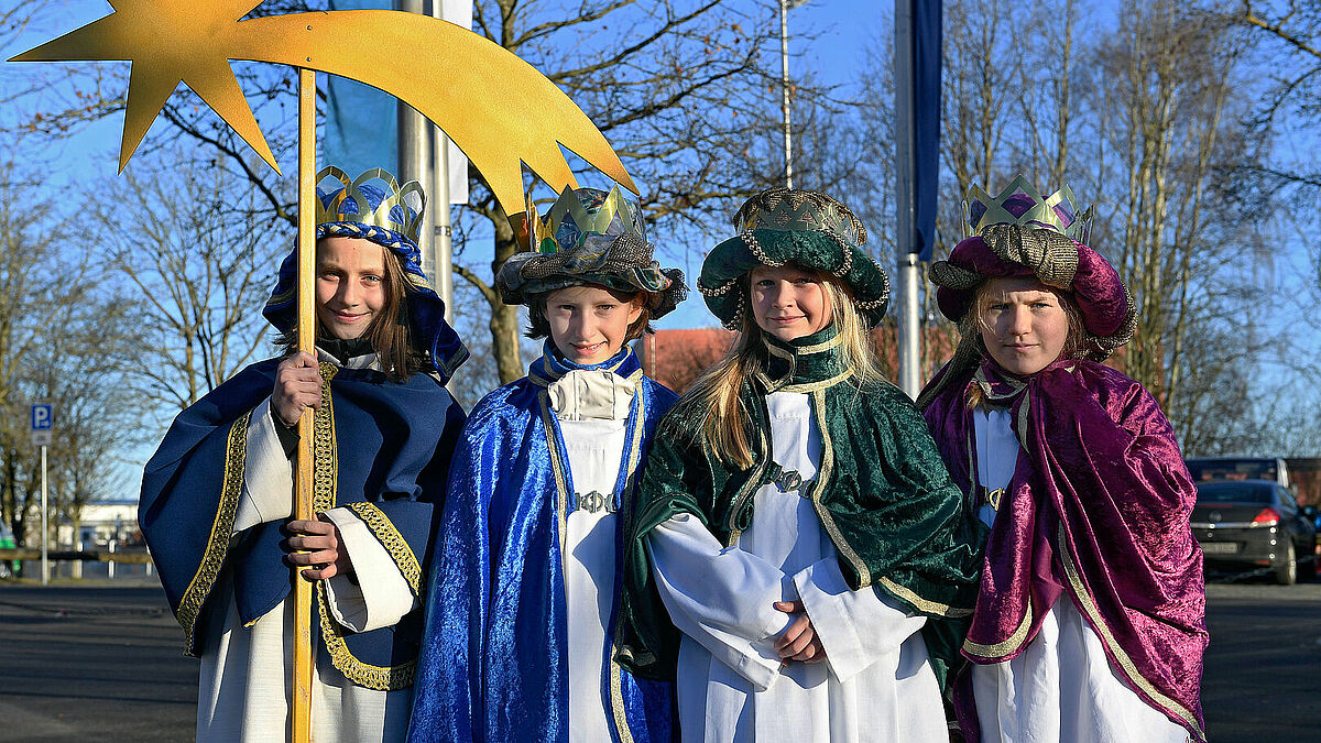 Die Sternsinger (Archivbild) ziehen auch im Norden von Haus zu Haus und bringen den Segen. 