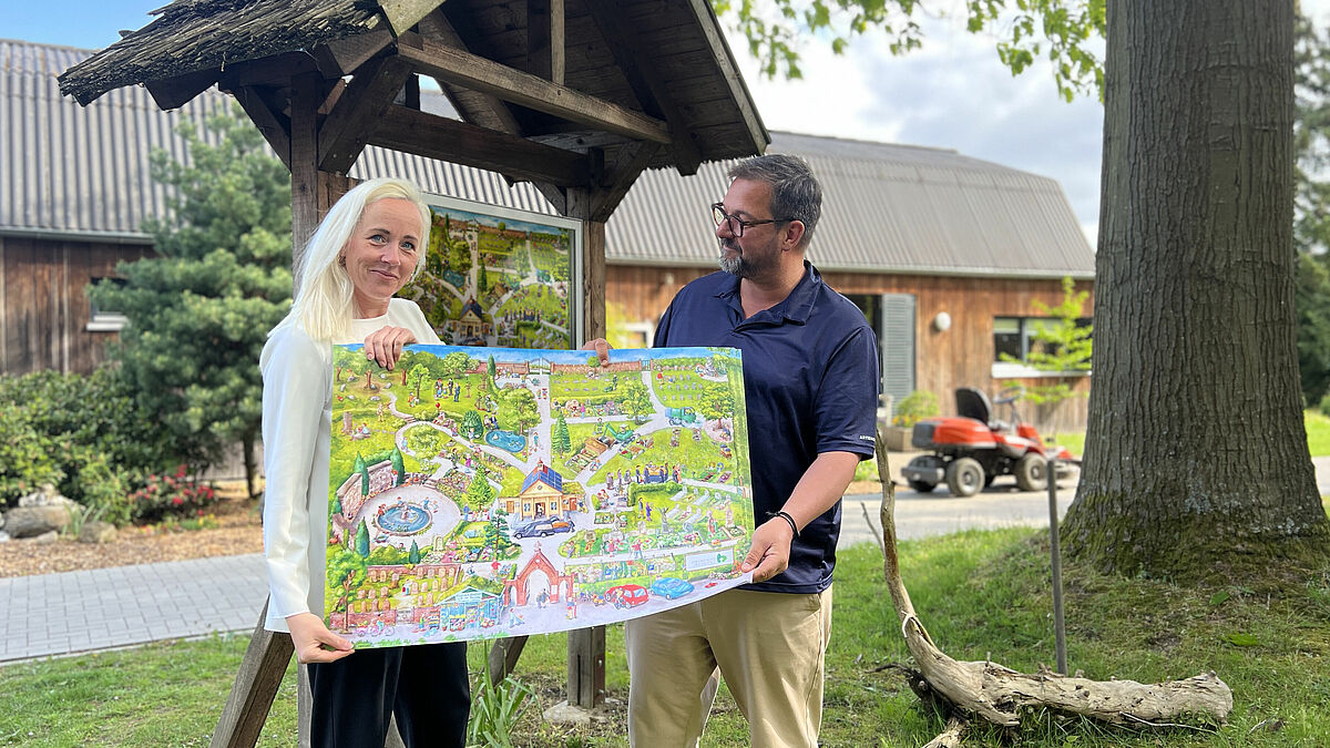 Der Friedhofsbeauftragte Bernd K. Jacob bringt die ersten Wimmelbildposter persönlich zu den Friedhöfen. Hier mit Annett Topaloglu, Verwaltungsleiterin für die Friedhöfe in Schnakenbek und Lauenburg/Elbe.