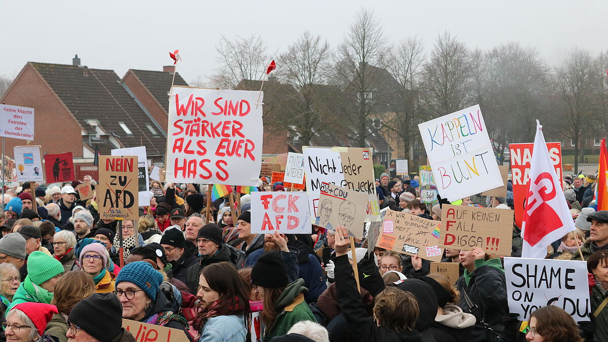 "Kappeln ist bunt" und "Wir sind stärker als der Hass" steht auf den Plakaten der Demonstranten, die am Wochenende gegen Rechtsradikalismus auf die Straße gingen. 