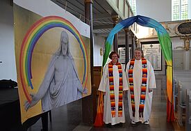 Pastorin Claudia Heynen (links) und Diakonin Sabine Klüh segneten die Menschen, die das gerne wollten.