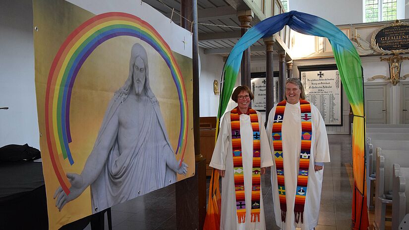 Pastorin Claudia Heynen (links) und Diakonin Sabine Klüh segneten die Menschen, die das gerne wollten.