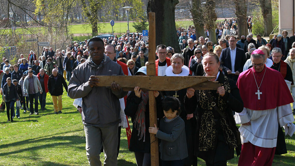 Der Kreuzweg 2019 in Lübeck war der letzte in Präsenz vor Beginn der Pandemie.