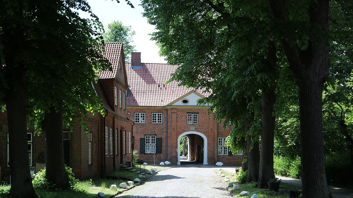 Auf das Klostergelände führt ein Torhaus aus dem 18. Jahrhundert. Einst lebten hier unverheiratete Frauen hinter dicken Mauern ein recht abgeschirmtes Leben. Heute sind Besucher:innen herzlich willkommen. 