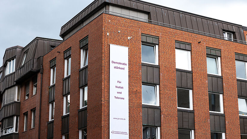 Banner für Demokratie am Verwaltungsgebäude des Kirchenkreises Hamburg Ost