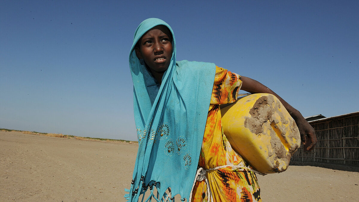 Oft müssen die Frauen und Mädchen Stunden laufen, um Wasser zu holen. Die Region der Afar im Norden Äthiopiens ist regelmäßig von Dürren betroffen. Der Wassermangel bedroht Menschen und ihre Viehbestände.