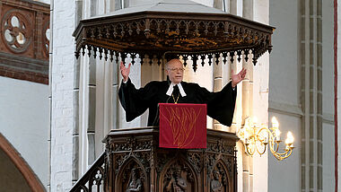 Mit einem Festgottesdienst im Schweriner Dom wurde am Sonnabend Landesbischof Gerhard Ulrich in den Ruhestand verabschiedet. Foto: Cordes / epd