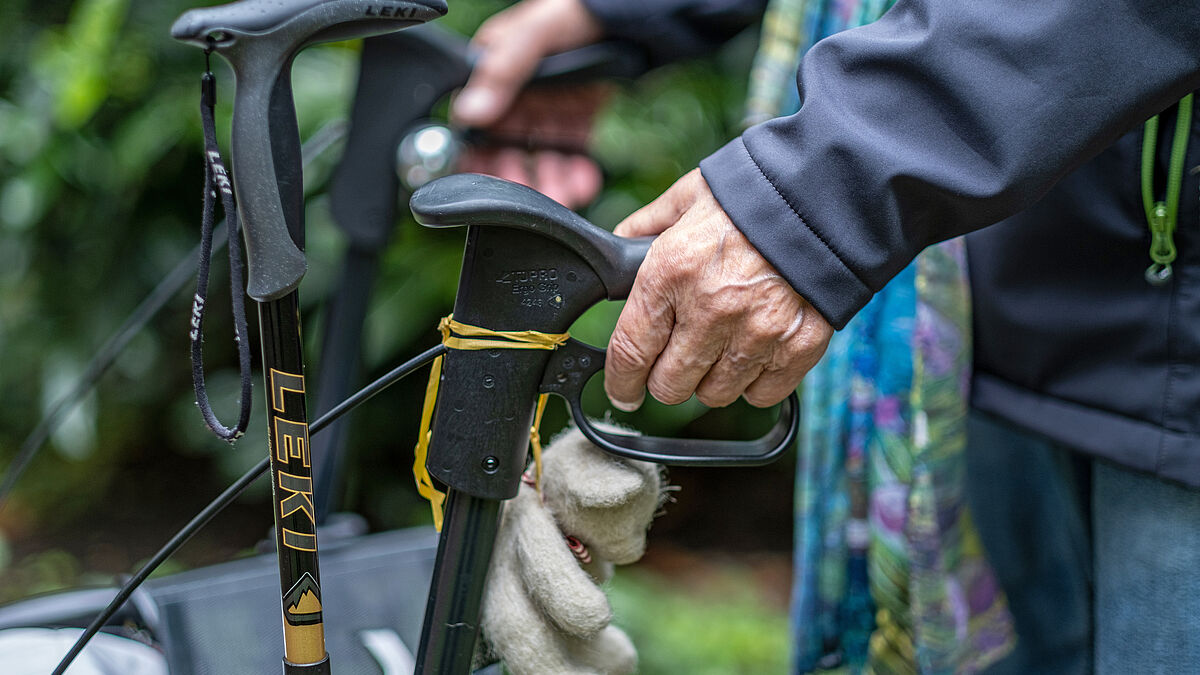 Viele Menschen möchten im Alter zu Hause betreut werden und nicht in ein Pflegeheim umziehen. Die Diakonie gibt Tipps zur ambulanten Pflege. 