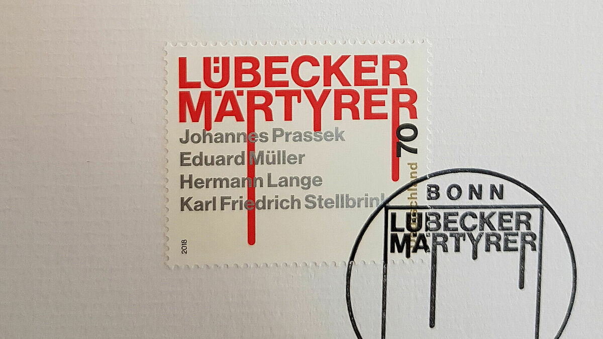 Briefmarke zum Gedenken: Erstausgabe des Sonderpostwertzeichens "Lübecker Märtyrer"