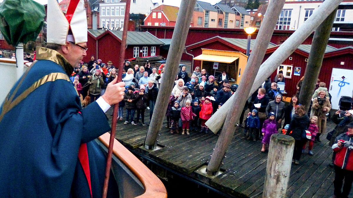 Bischof Magaard überrascht als Nikolaus die Menschen in Flensburg (Archiv 2017).