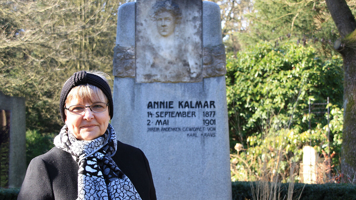 Vereinsvorsitzende Rita Bake im "Garten der Frauen" auf dem Ohlsdorfer Friedhof.