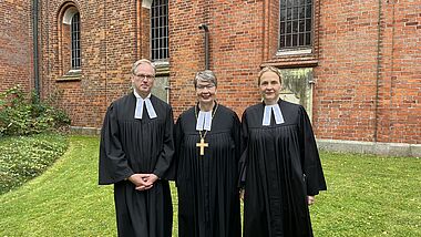 Pastorin Anne Gidion (re.) und ihr Mann, Pastor Karsten Wolkenhauer, bei der Verabschiedung aus der Nordkirche mit Landesbischöfin Kristina Kühnbaum-Schmidt 