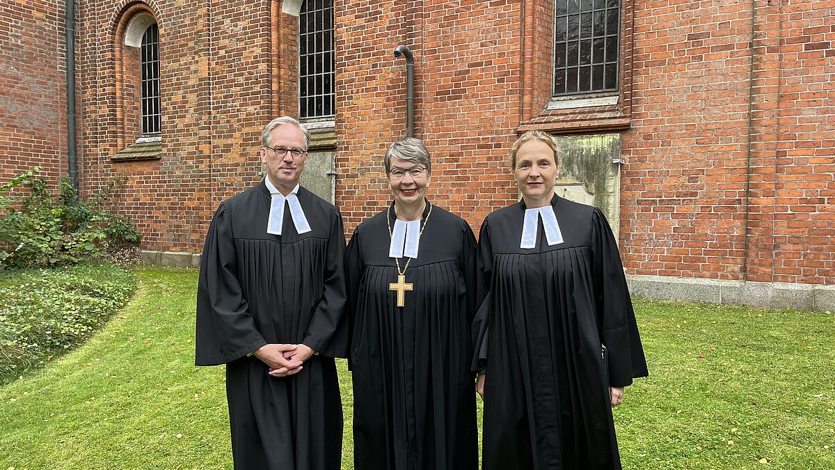 Alte Heimat Ratzeburg: Pastorin Anne Gidion (re.) und ihr Mann, Pastor Karsten Wolkenhauer, bei der feierlichen Verabschiedung aus der Nordkirche mit Landesbischöfin Kristina Kühnbaum-Schmidt 