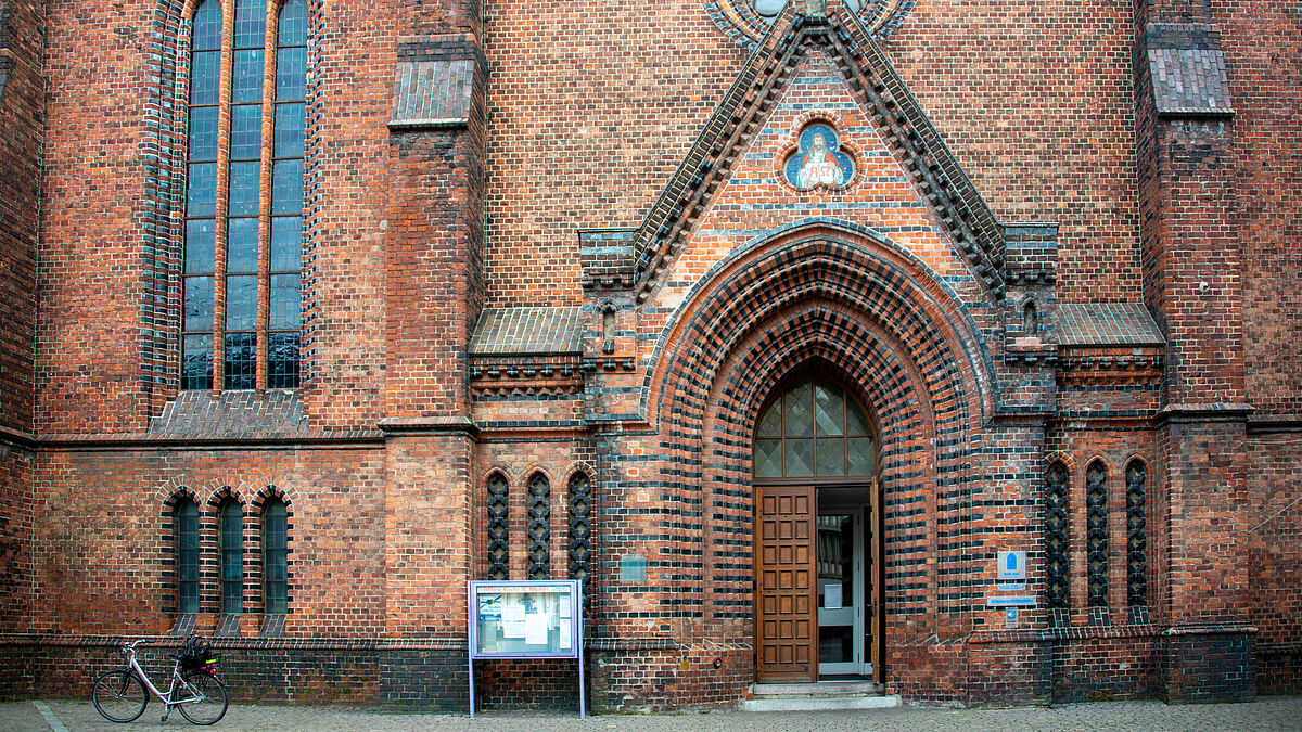 Eingang der St. Nikolaikirche in Kiel.