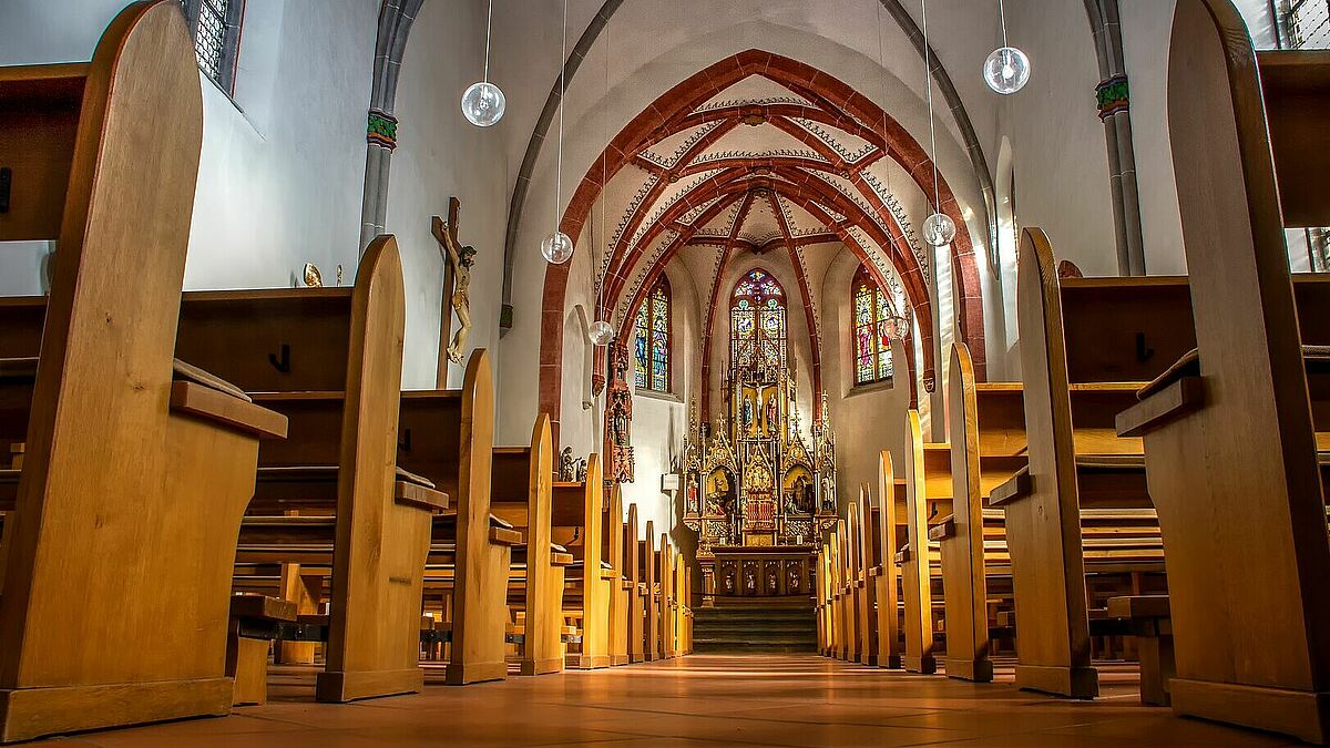 In Zeiten der Corona-Krise bleiben derzeit auch die Kirchenbänke leer (Symbolbild).