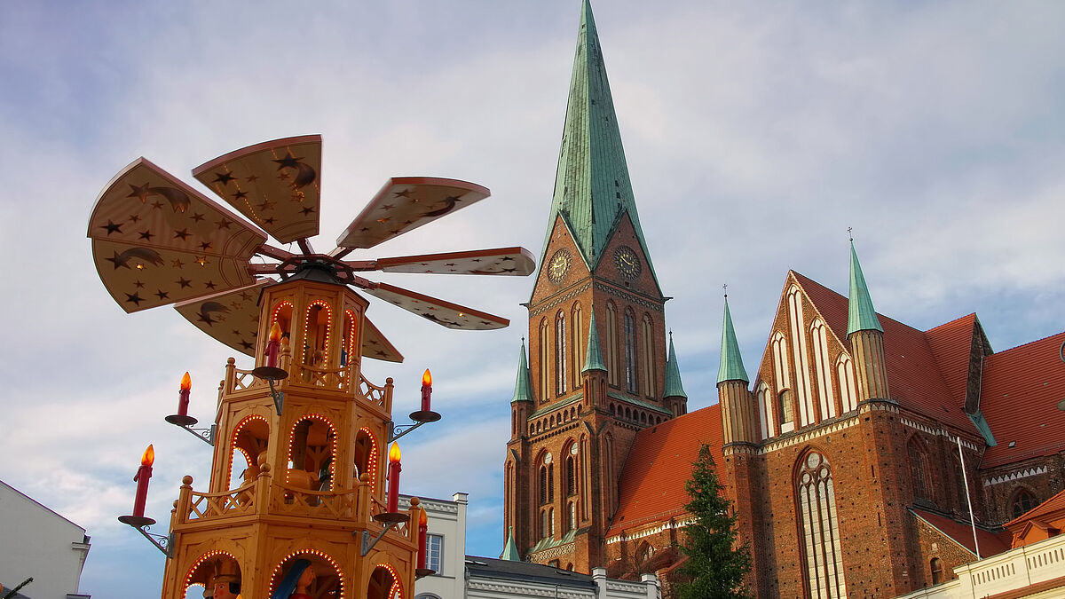 Der Schweriner Dom zur Adventszeit. 
