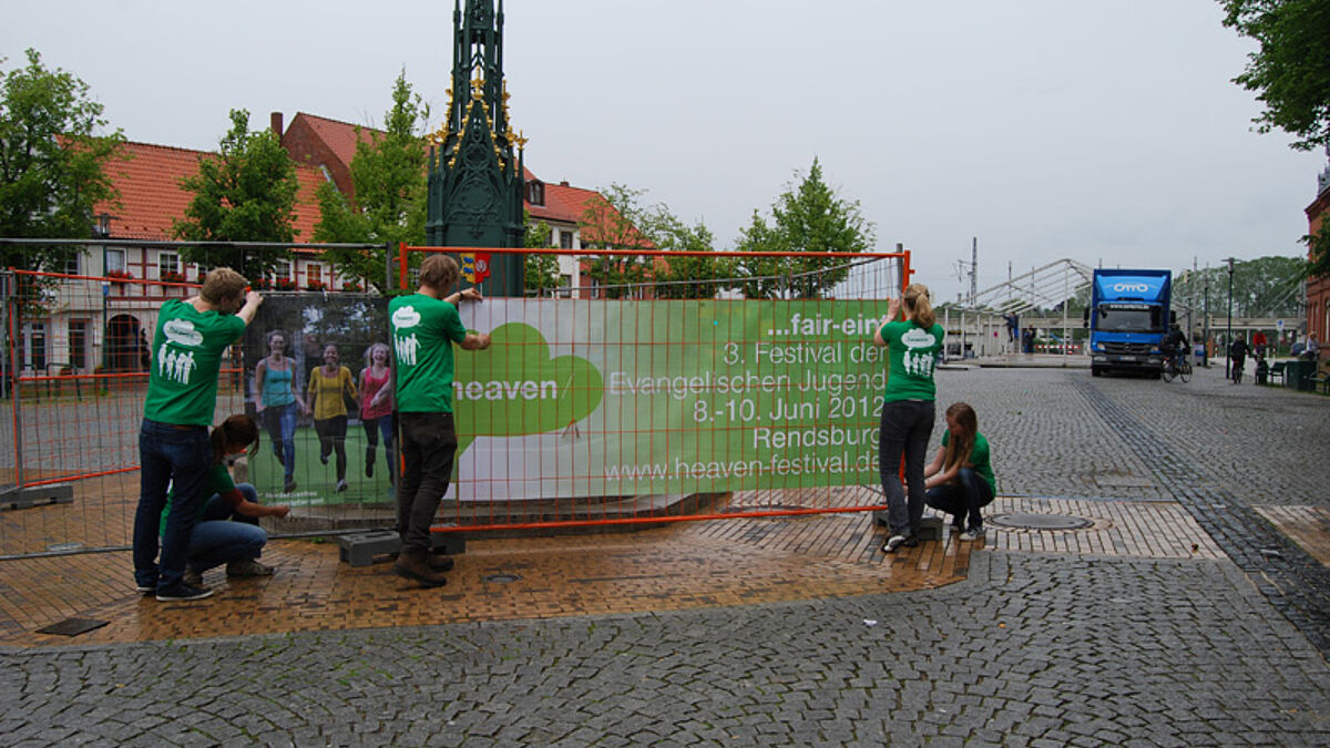 Teamer schmücken Rendsburgs Innenstadt für das Heaven-Festival