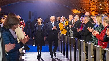 Für die Aufzeichnung einer Weihnachtssendung waren Bundespräsident Frank-Walter Steinmeier und Elke Büdenbender nach Flensburg in die St. Nikolaikirche gekommen.