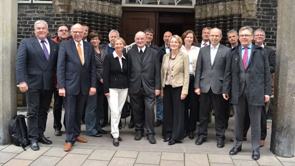 Vertreter der Nordkirche, des Erzbistums Hamburg und des DGB Nord bei ihrem Treffen am 5. Mai 2014 in Lübeck