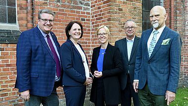 Propst Dirk Süssenbach, die gewählte Pröpstin Christine Halisch, Bischöfin Nora Steen, Pastor und Propstvertreter Volker Prahl und Präses Dr. Peter Wendt.