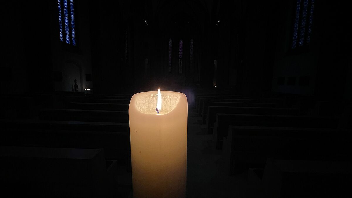 Bei der Aussegnung wird ein Licht für jeden Verstorbenen entzündet. Ebenso erklingen die Namen aller Toten, deren Urnen für die Zeremonie bereitstehen. 