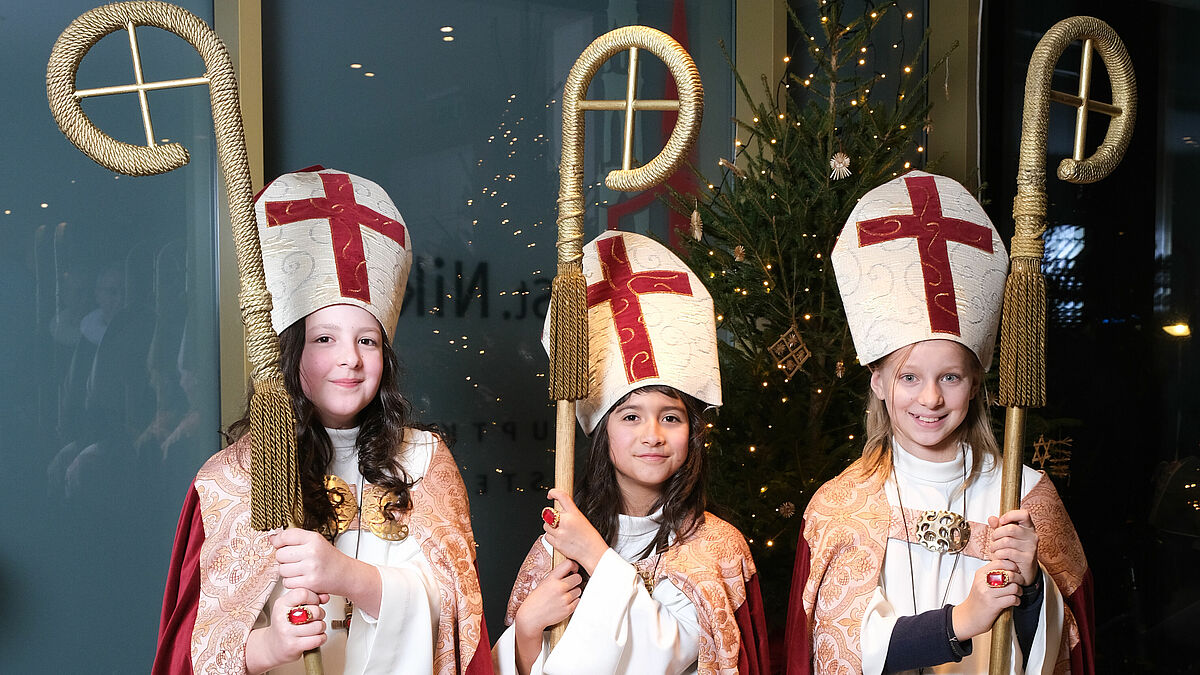 Ausgestattet mit Bischofsstab, Mitra, Ring, Mantel und einem Bischofskreuz: Die neuen Kinderbischöfinnen Julia (v.l.), Mathilde und Emma.