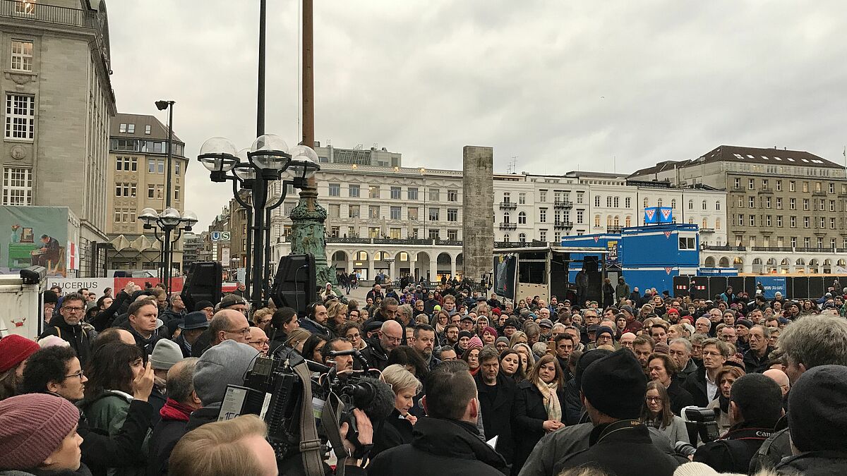 Bischöfin Kirsten Fehrs spricht auf dem Hamburger Rathausmarkt gegen rechte Gewalt.