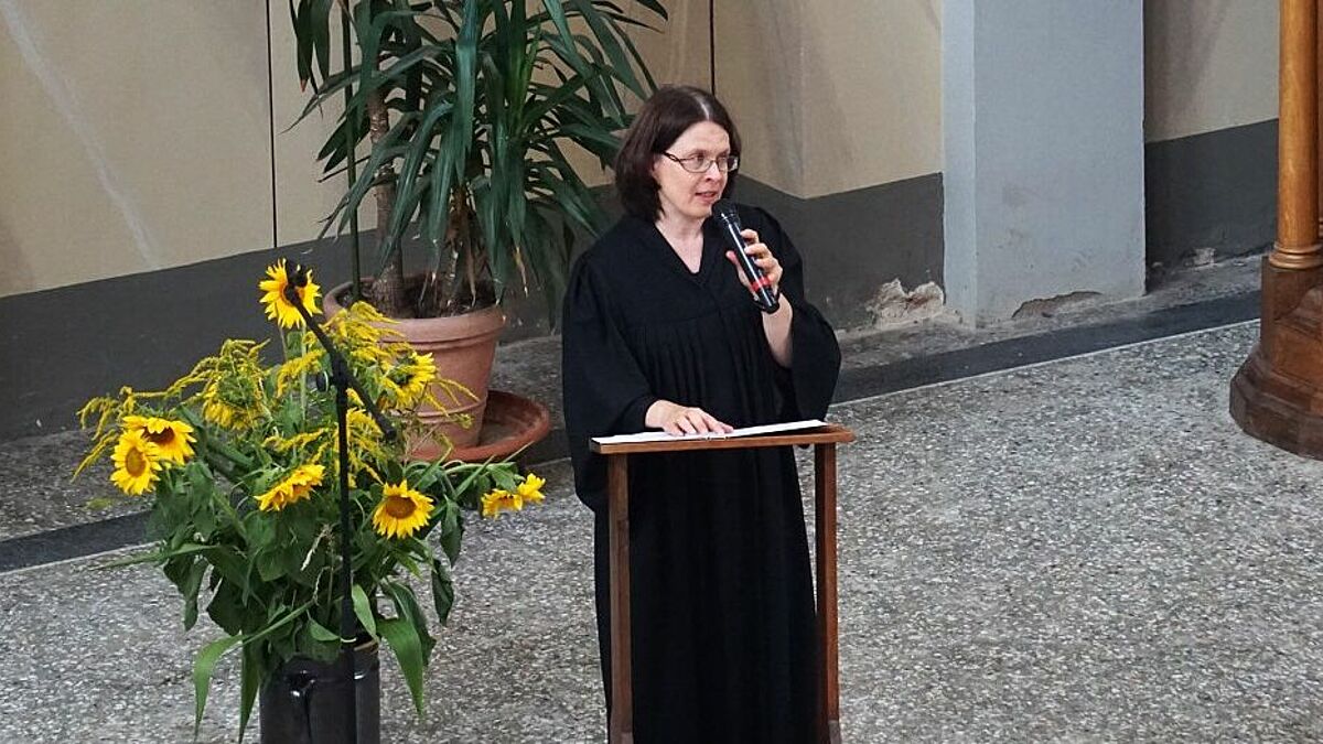 Prädikantin Margit Gutowski predigt in der Putbusser Schlosskirche