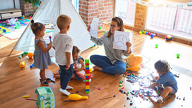 Kinder spielen im Kindergarten