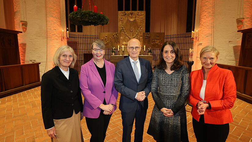 Pröpstin Ulrike Murmann (Kirchenkreis Hamburg-Ost), Landesbischöfin Kristina Kühnbaum-Schmidt, Dr. Peter Tschentscher, Aydan Özoğuz, Bischöfin Kirsten Fehrs (v.l.n.r.) beim Adventsempfang 2022