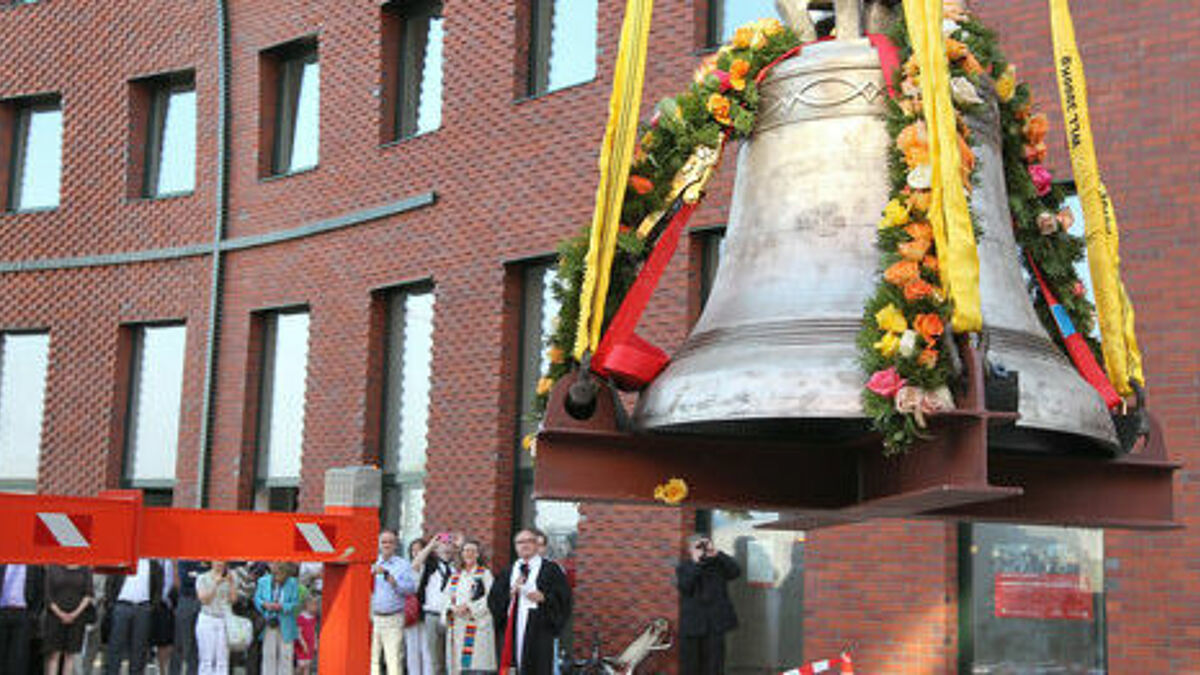 Zehn Jahre ist die Einweihung des Ökumenischen Forums in der Hafencity her. Zu sehen ist hier wie 2012 die große Glocke angebracht wird. 