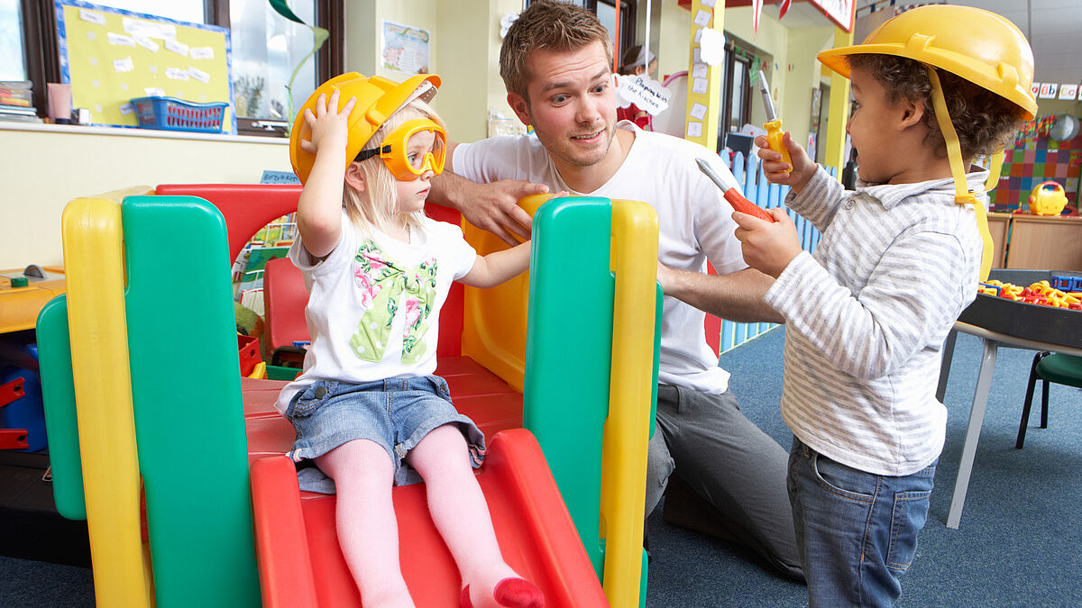 Ob bei der Kinderbetreuung oder in anderen sozialen Einrichtungen: FSJler haben Zeit zum Spielen, Vorlesen und Zuhören.