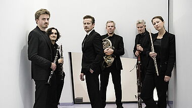 Schauspieler Roman Knižka und dem Bläserquintett OPUS 45 kommen mit der musikalischen Lesung „Ich wand’re durch Theresienstadt …“ nach Hamburg.