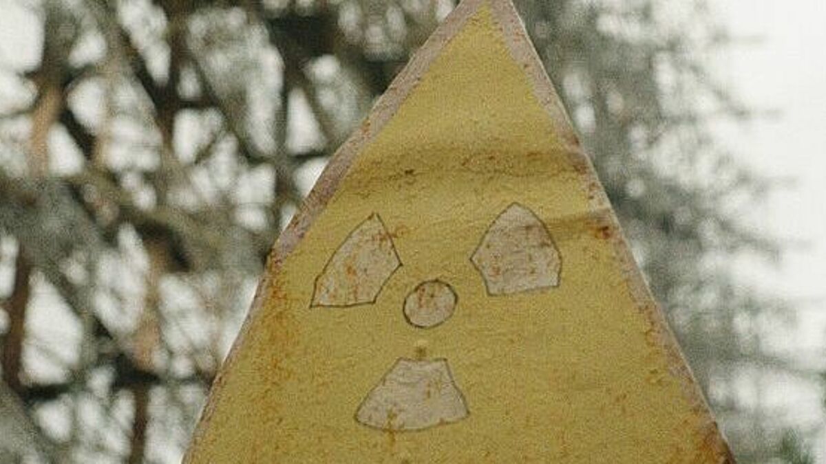 Gemaltes Atom-Schild in Tschernobyl, Sinnbild einer Atomreaktor-Katastrophe. Hoffnung und Frieden – kann beides geben, solange Atomwaffen existieren? 