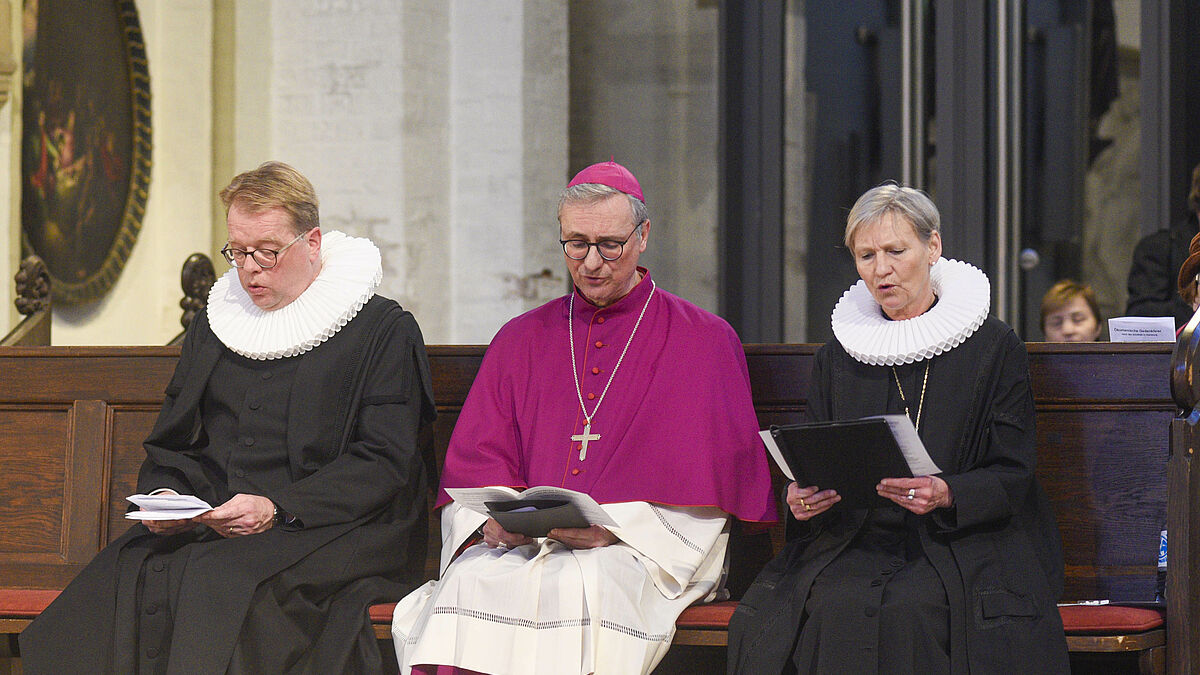 Hauptpastor Jens-Martin Kruse, Erzbischof Stefan Heße und Bischöfin Kirsten Fehrs sprechen ein gemeinsames Gebet für alle, die voller Schmerz und Angst sind. 