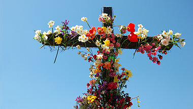 Kreuz mit Blumenschmuck (Symbolbild)