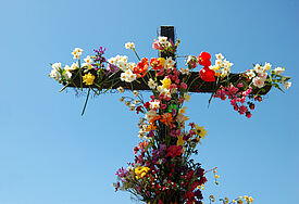 Kreuz mit Blumenschmuck (Symbolbild)