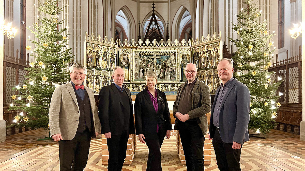 Die Teilnehmenden am Treffen vor dem Altar des Doms zu Schwerin von links nach rechts: der Landesbischof der Evangelischen Kirche in Mitteldeutschland, Friedrich Kramer, der Landesbischof der Evangelischen Kirche Berlin-Brandenburg-schlesische Oberlausitz, Dr. Christian Stäblein, die Landesbischöfin der Evangelisch-Lutherischen Kirche in Norddeutschland, Kristina Kühnbaum-Schmidt, der Landesbischof der Evangelisch-Lutherischen Landeskirche Sachsens, Tobias Bilz, der Bischof im Sprengel Mecklenburg und Pommern der Nordkirche, Tilman Jeremias. Foto: Jonny Franzke / Nordkirche 