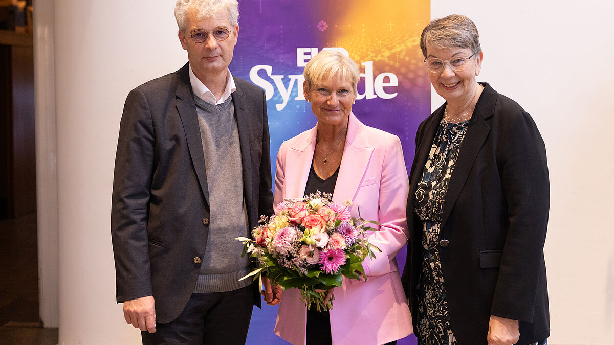 Landesbischöfin Kristina Kühnbaum-Schmidt (r.) und der Präsident des Landeskirchenamts Prof. Dr. Peter Unruh gratulieren Bischöfen Kirsten Fehrs zur Wahl als EKD-Ratsvorsitzende. Foto: EKD/MCK