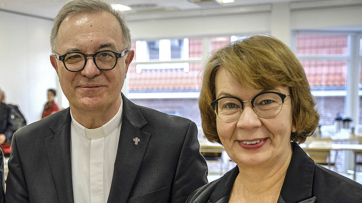 Frank Otfried July, Vorsitzender des Deutschen Nationalkomitees des Lutherischen Weltbundes, und Landesbischöfin Kristina Kühnbaum-Schmidt, die stellvertretende Vorsitzende des DNK/LWB ist.