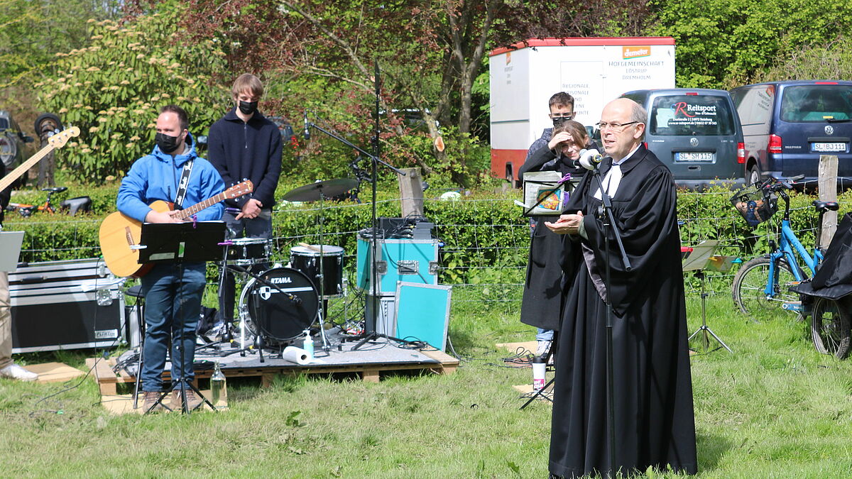 Pfingstgottesdienst mit Bischof Magaard und der Band JCPeacetrain auf der Hofgemeinschaft Löstrup