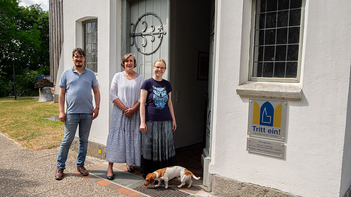 Hoffen auf "ein unvergessliches Festwochenende" (v.l.) Martin Friele, Susanne Maaß mit Hund Henri und Pastorin Simone Sommer.