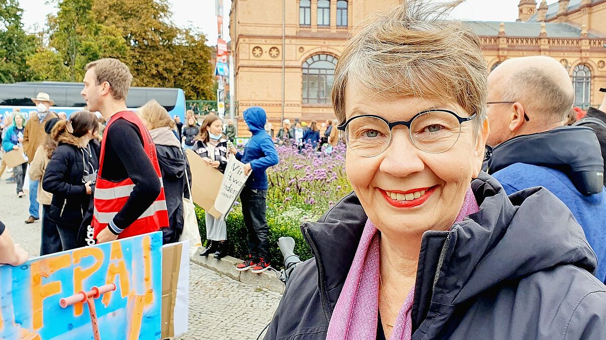 Landesbischöfin Kristina Kühnbaum-Schmidt unterstützt die Forderungen von Churches for Future unde demonstriert in Schwerin für den Klimaschutz. 