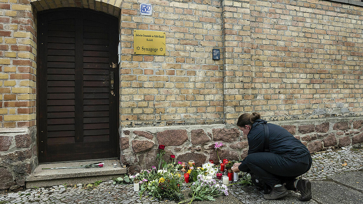 Nach dem antisemitischen Anschlag in Halle haben sich am  10. Oktober 2019 Menschen zu einer Mahnwache vor der Synagoge in Halle versammelt - epd-bild / Georg Wittmann