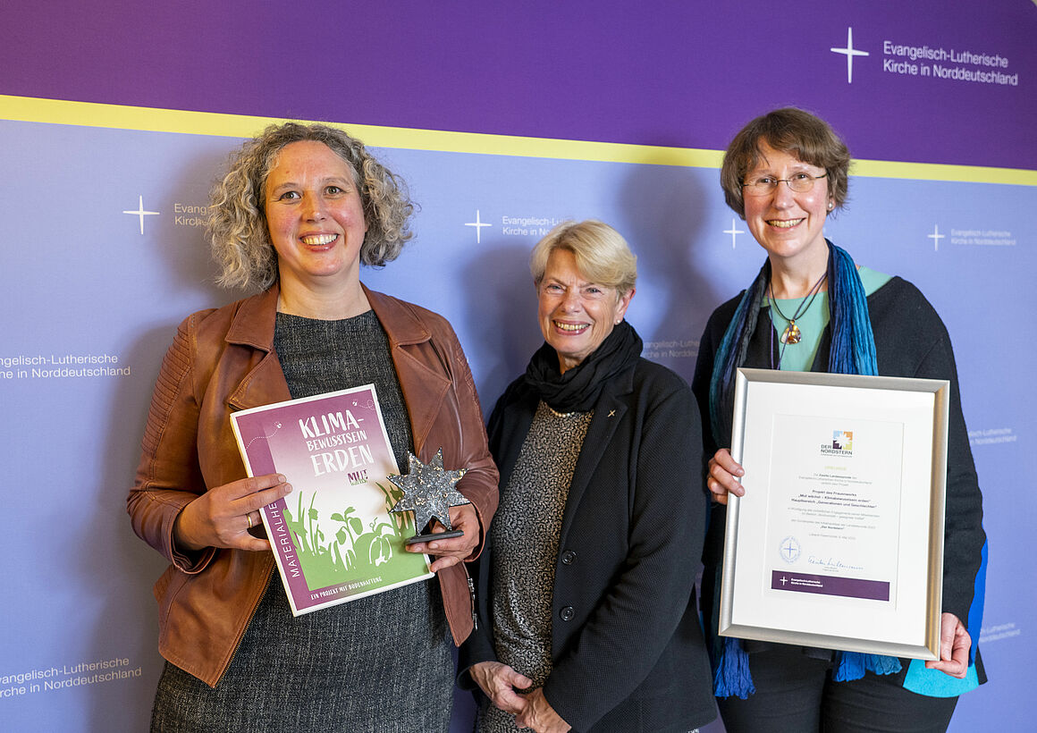 Projektkoordinatorin Dr. Inga Hillig-Stöven und Pastorin Katja Hose, Frauenwerk der Nordkirche, mit Präses Ulrike Hillmann