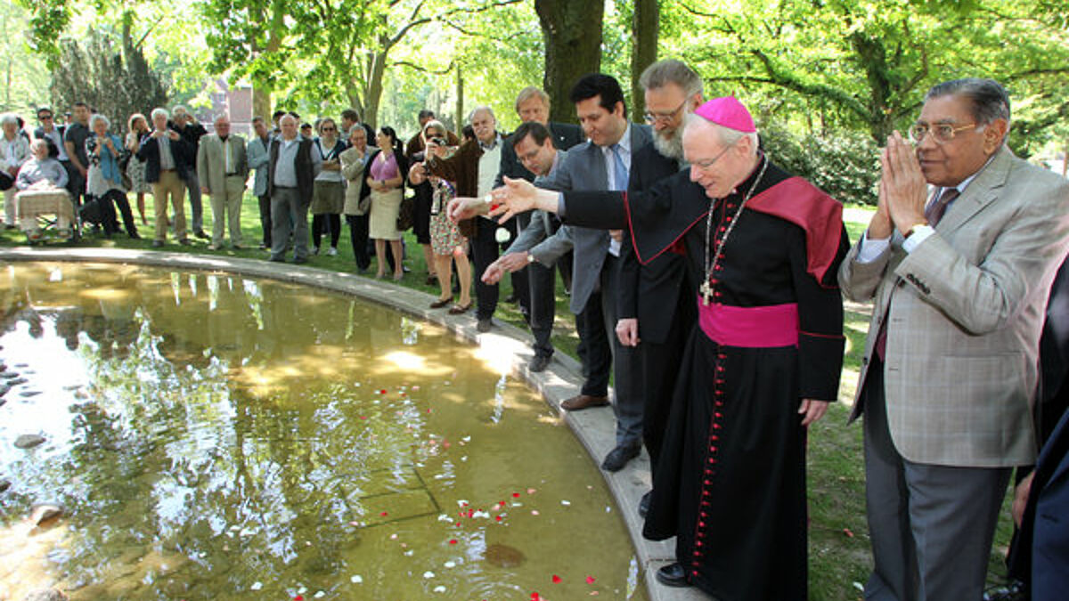 Vertreter der fünf Weltreligionen haben 2011 den "Brunnen der Religionen" eröffnet. Der Brunnen ist Mittelpunkt von fünf spirituellen Gärten, die für die Internationale Gartenschau Hamburg (igs) 2013 gestaltet werden. (Archiv)