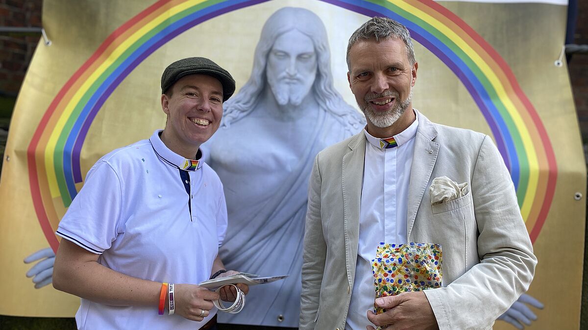 Mit Konfetti und Jesusbild unterwegs: Katrin Fischer und Nils Christiansen von KonsulT, dem queeren Konvent der Nordkirche. 